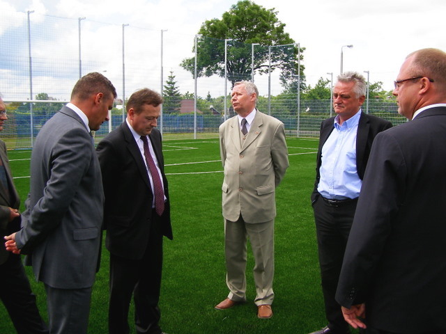 Minister Sportu Mirosaw Drzewiecki na boisku przy Szkole Podstawowej Nr 9 w Eku, 1 czerwca 2009 rok